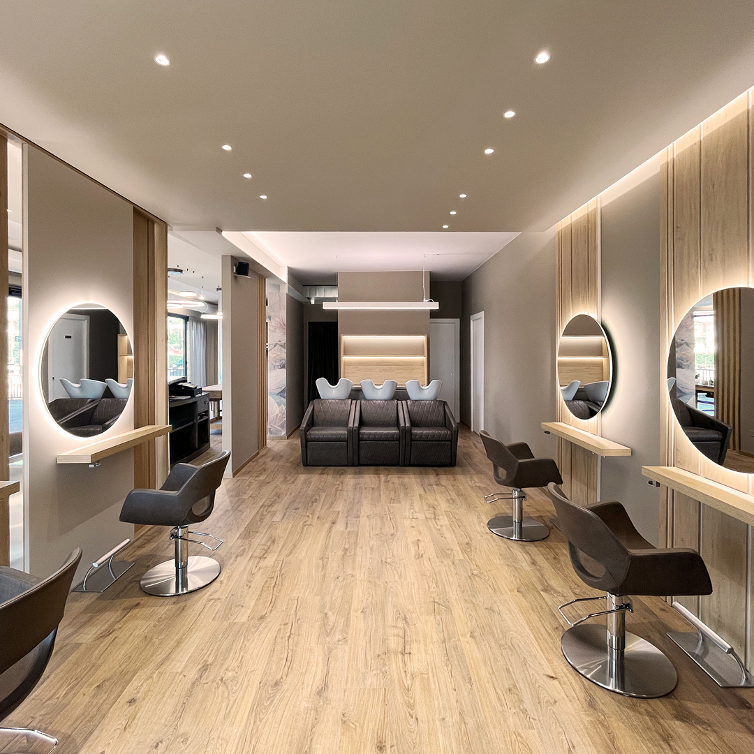 immagine del salone dell'area stilistica con tutte le poltrone illuminate dai led
